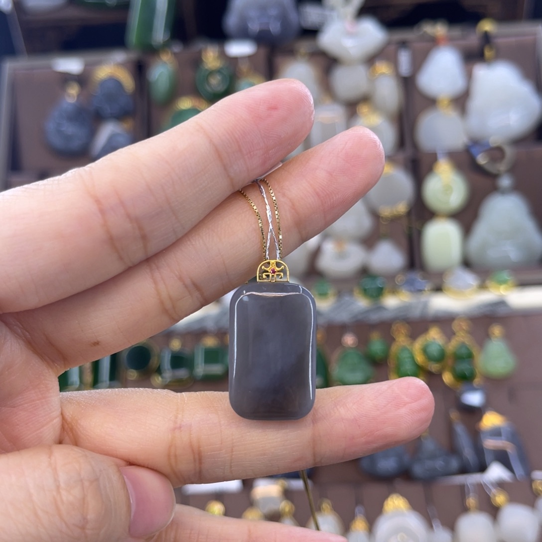 和田玉吊坠18K金镶嵌