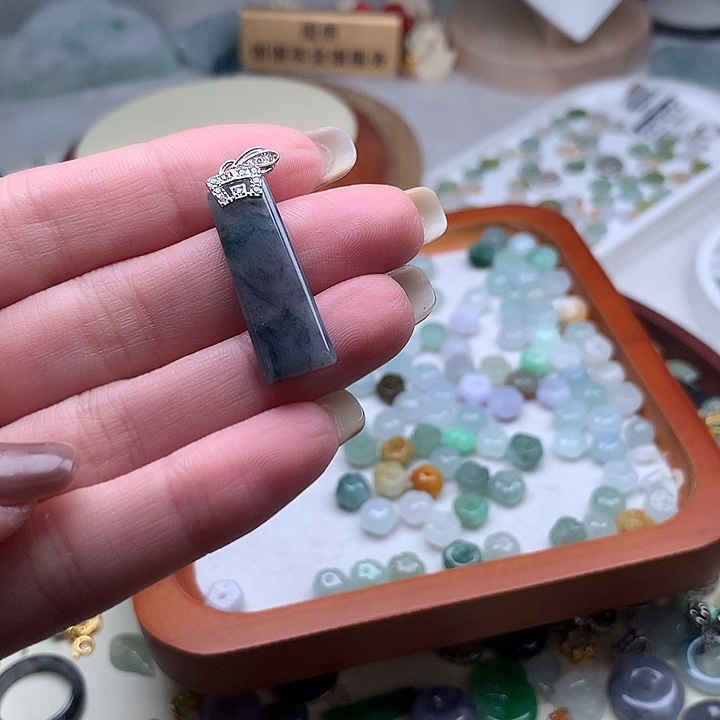 翡翠颈饰未镶嵌…**文无事牌