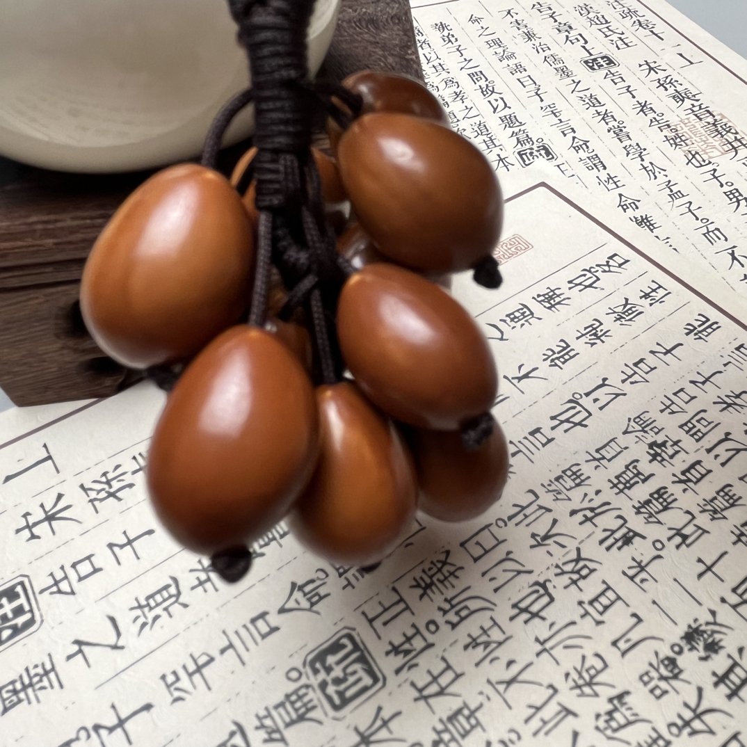 橄榄核葡萄手把件纯手工原皮已打底