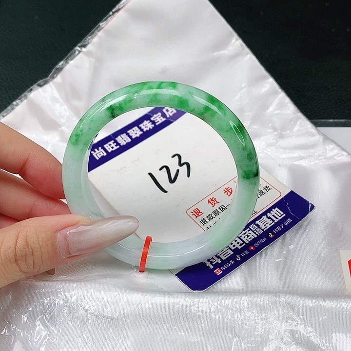 翡翠手镯未镶嵌翡翠12