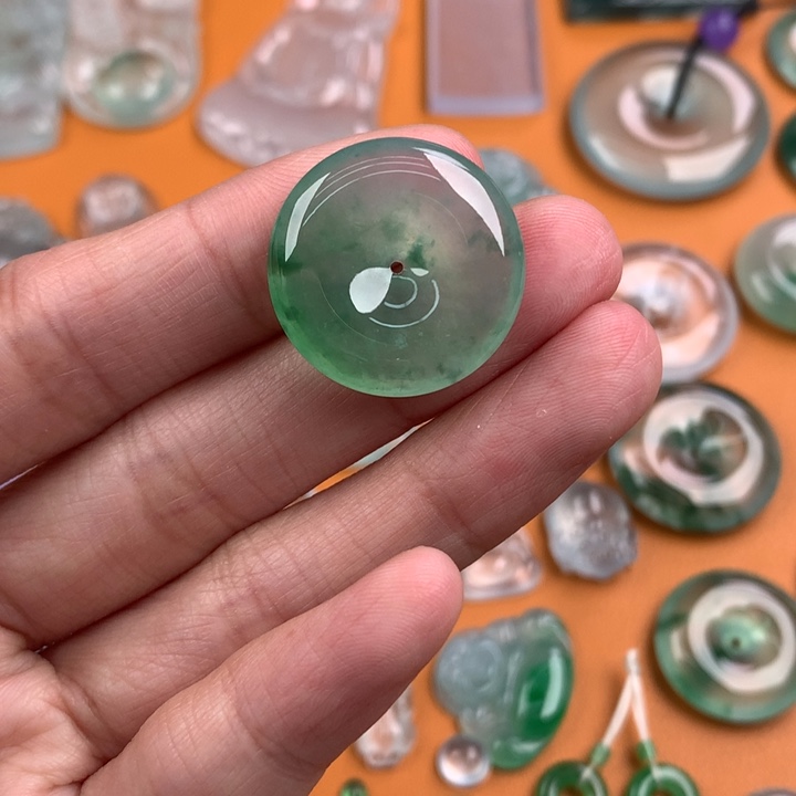 翡翠挂件未镶嵌…..