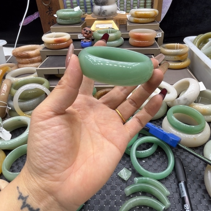 ****石英岩玉未镶嵌手镯