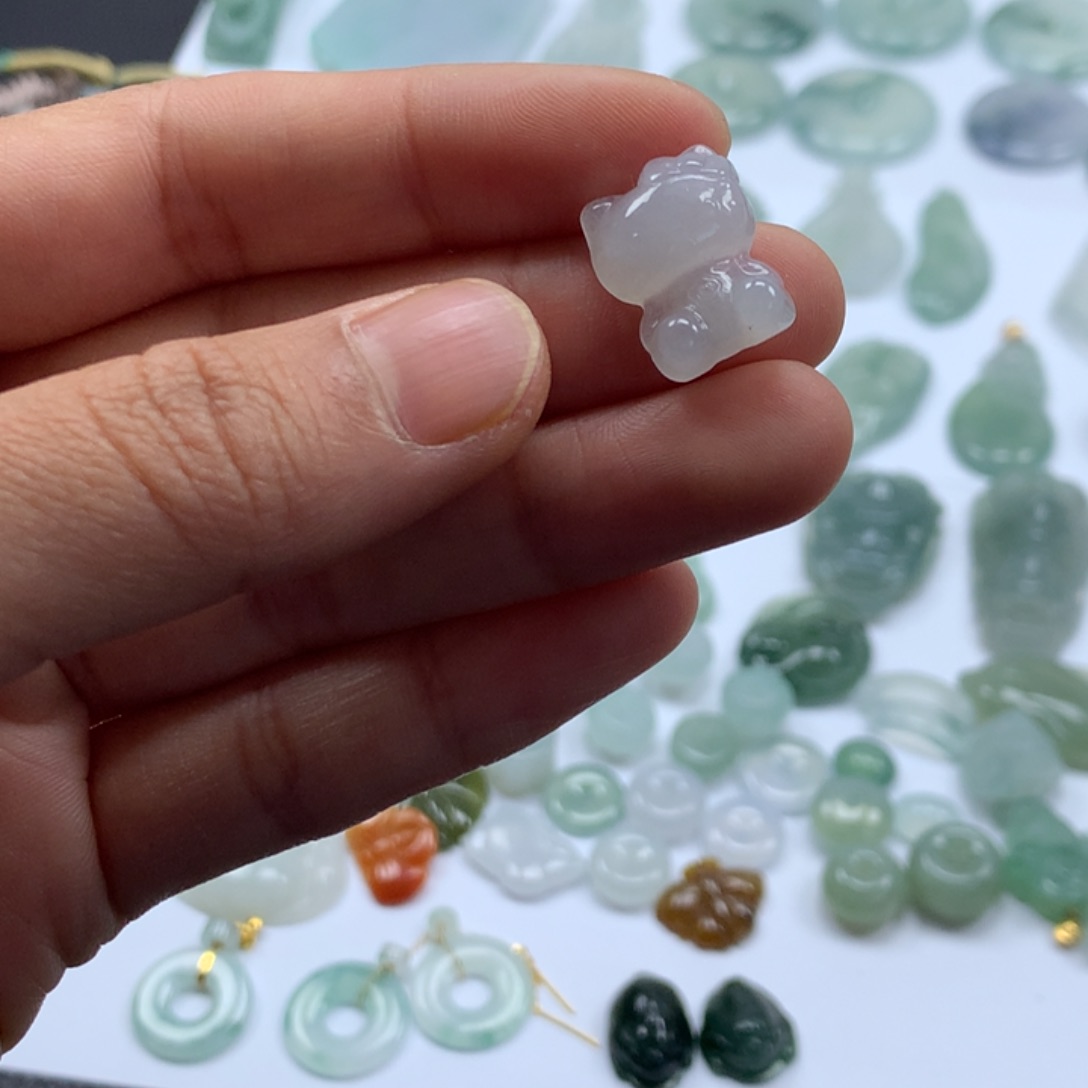 翡翠颈饰未镶嵌猫