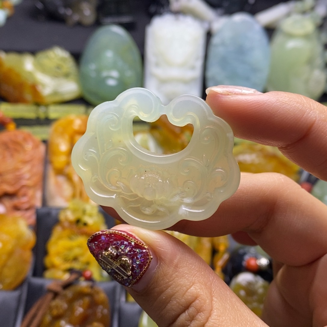 蛇纹石玉颈饰未镶嵌