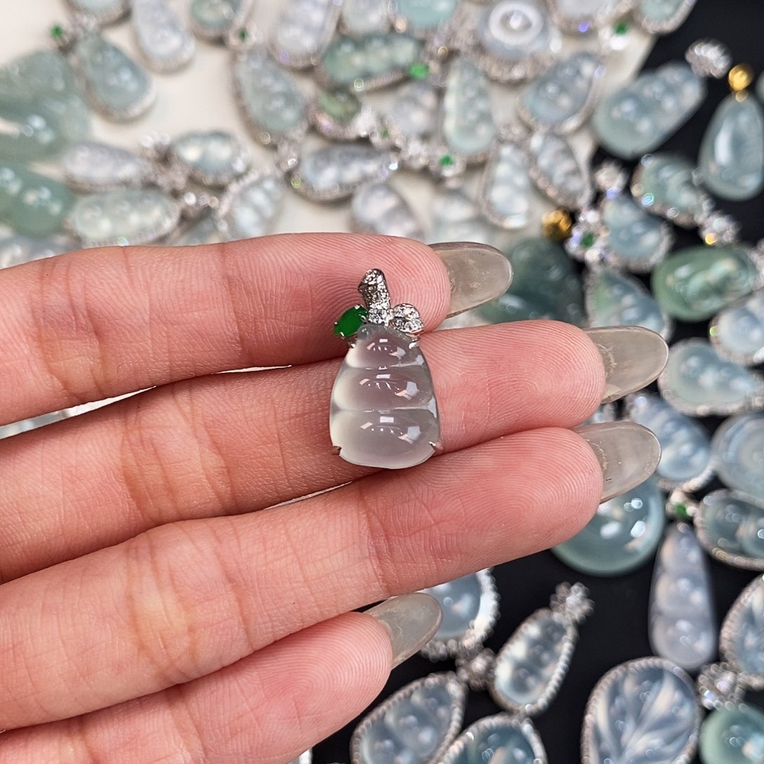 翡翠18K金镶嵌吊坠(赠链)小*爱天然缅甸A货翡翠福豆