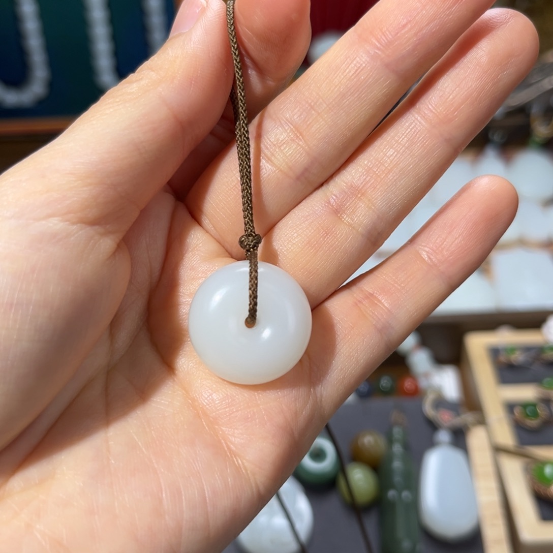 和田玉未镶嵌吊坠(赠链)