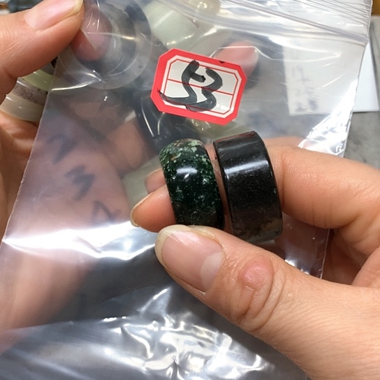 蛇纹石玉戒指未镶嵌和***?