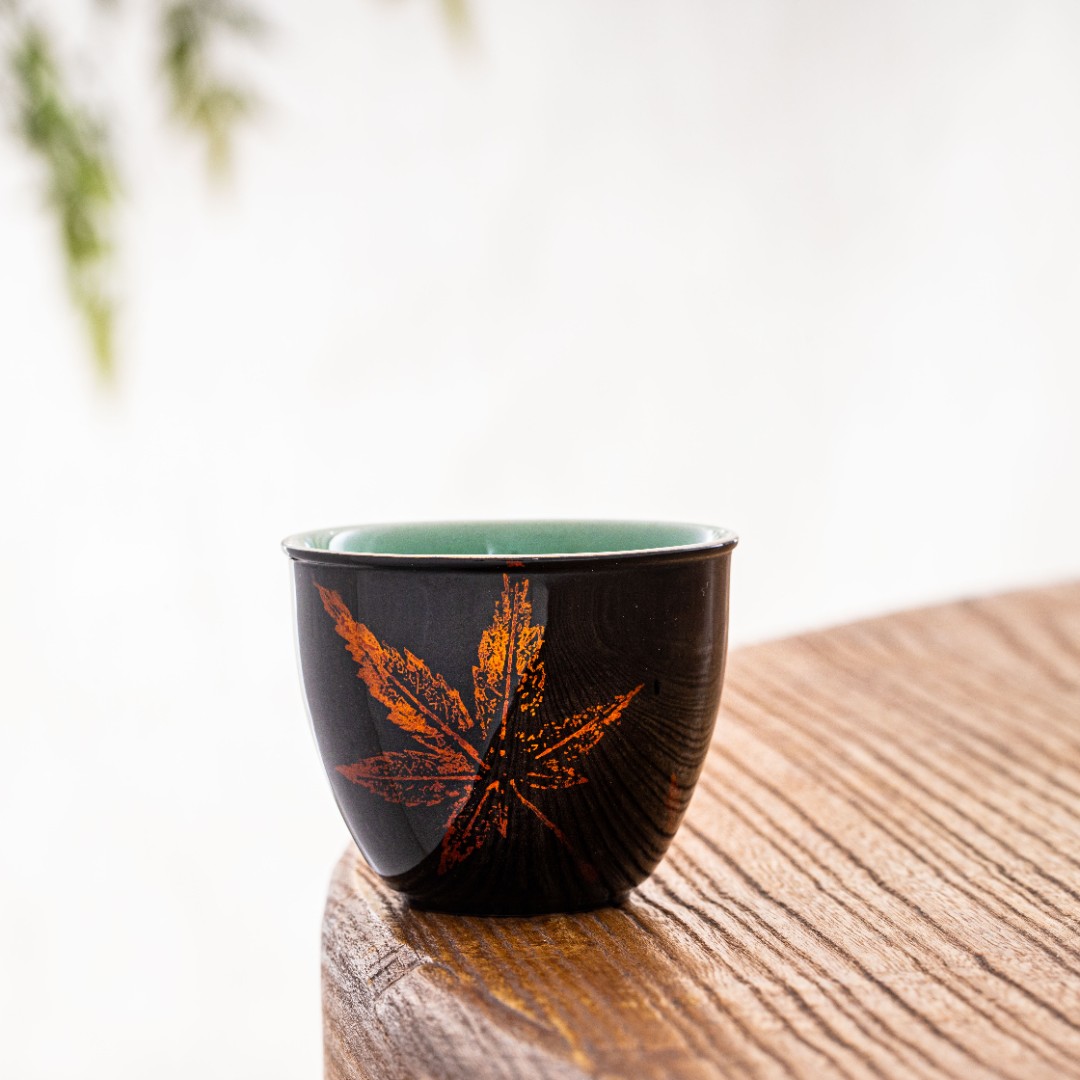 蜂鸟工坊 文创系列大漆 龙泉青瓷竖口黑底枫叶小号杯 WCDQB162