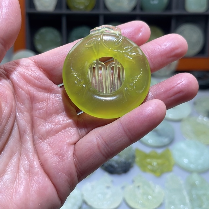 蛇纹石玉颈饰未镶嵌潇**扇