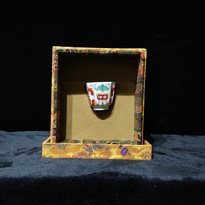 【闪购商品】Bb1 清同治 粉彩矾红福寿凹角四方杯