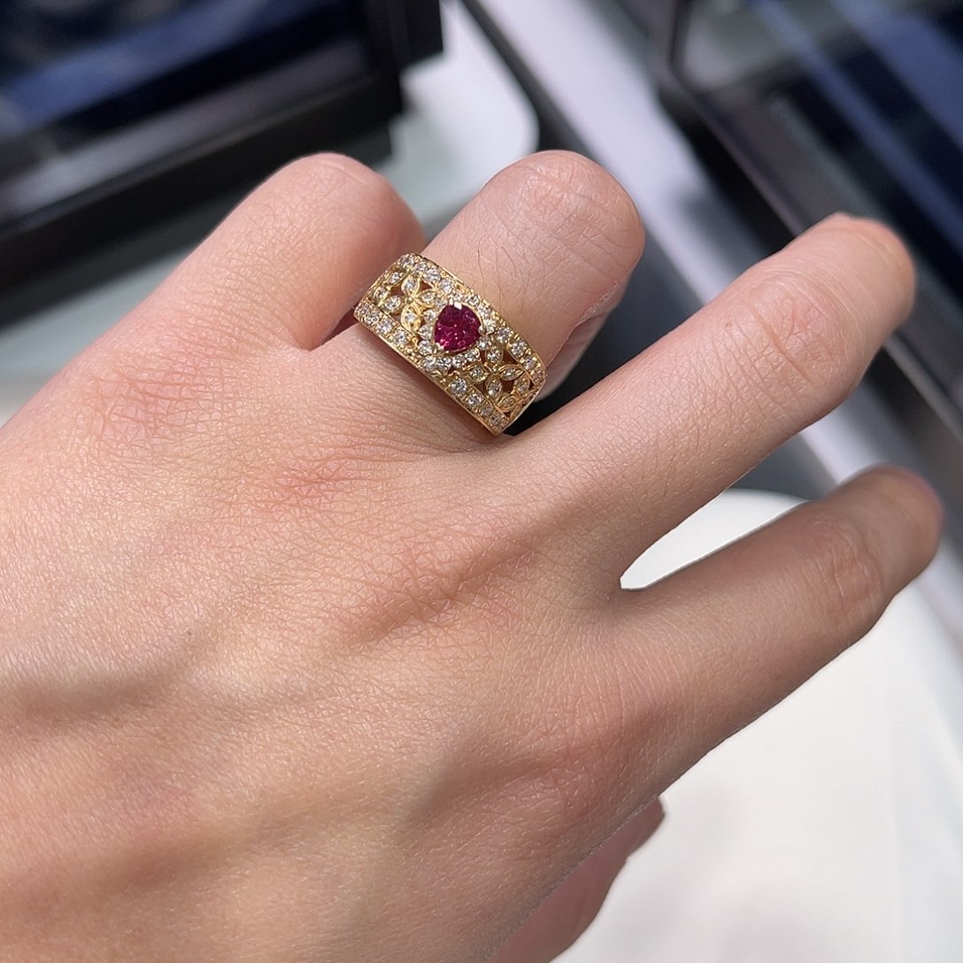 红宝石戒指18K金镶嵌