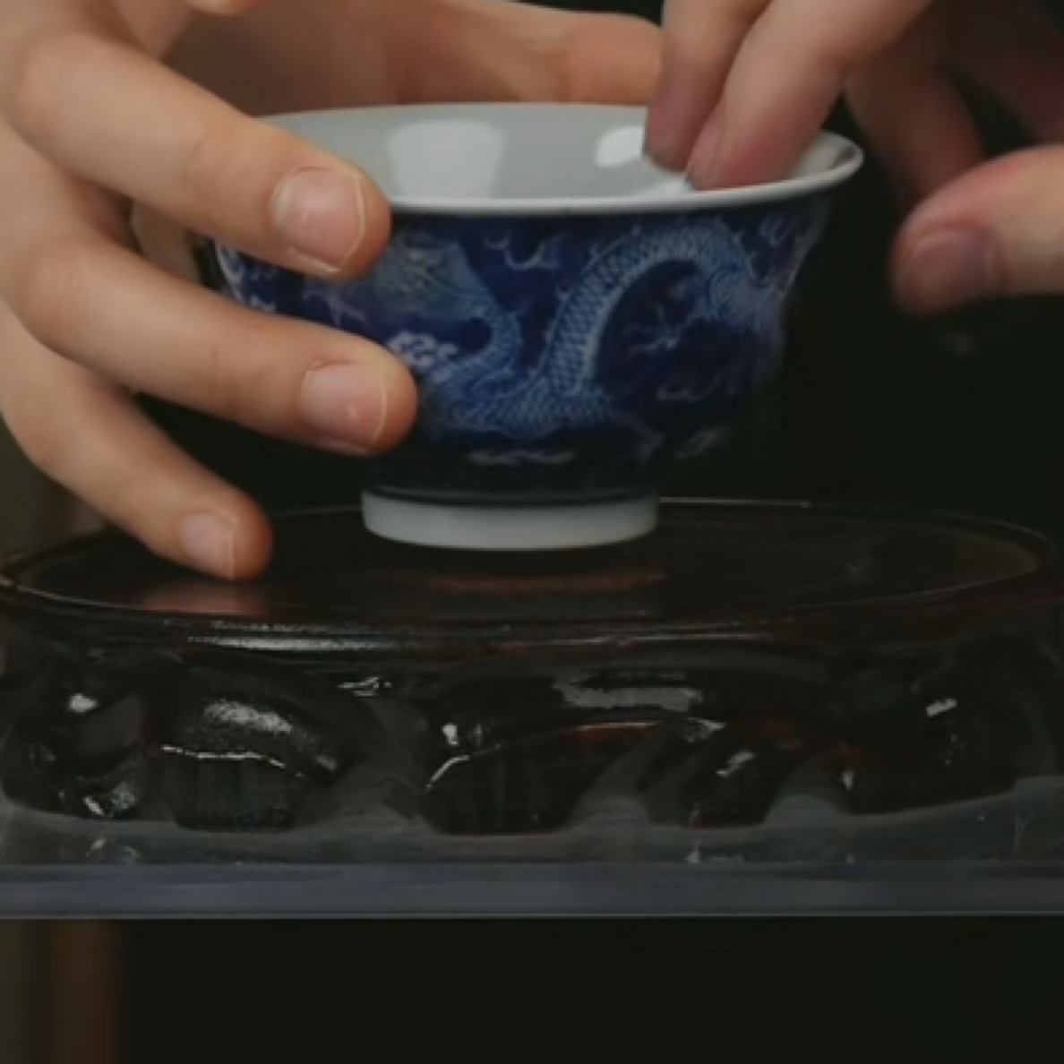 M青花留白双龙戏珠纹杯