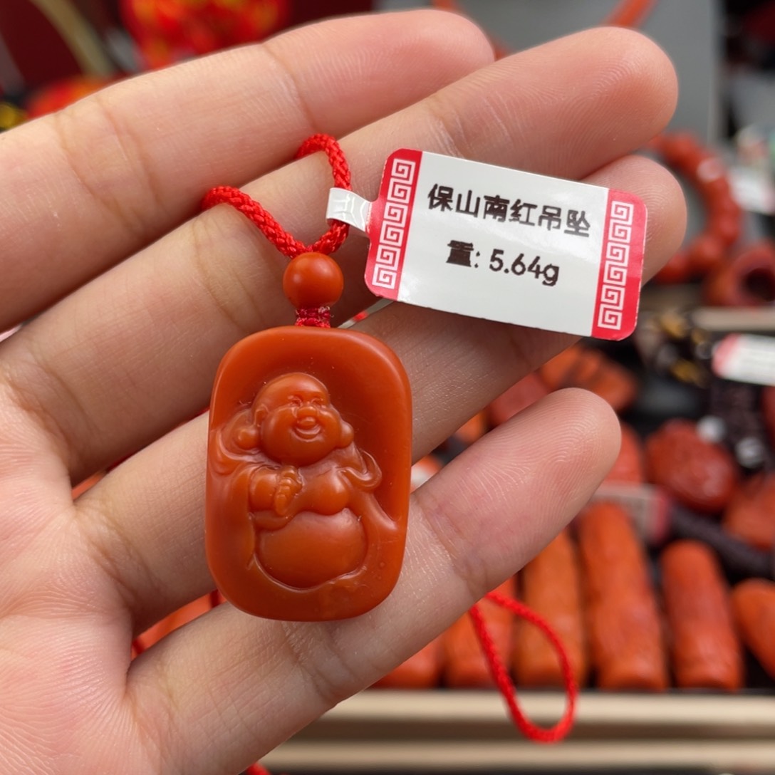 南红玛瑙雕刻吊坠未镶嵌