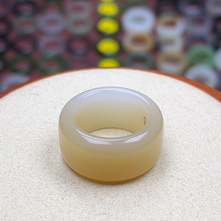 和田玉戒指未镶嵌17.9内径17圈渐变蜜糖