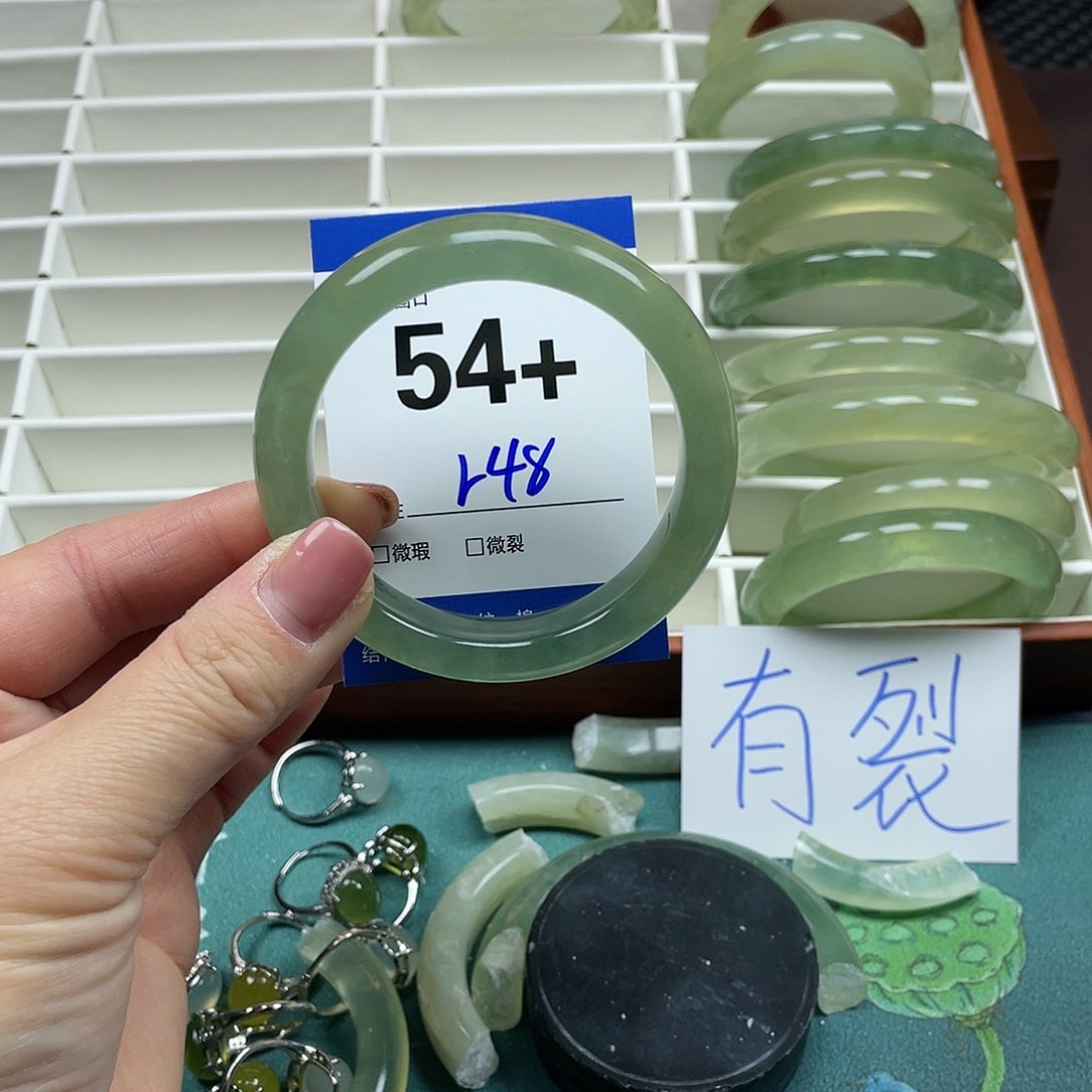 蛇纹石玉手镯未镶嵌