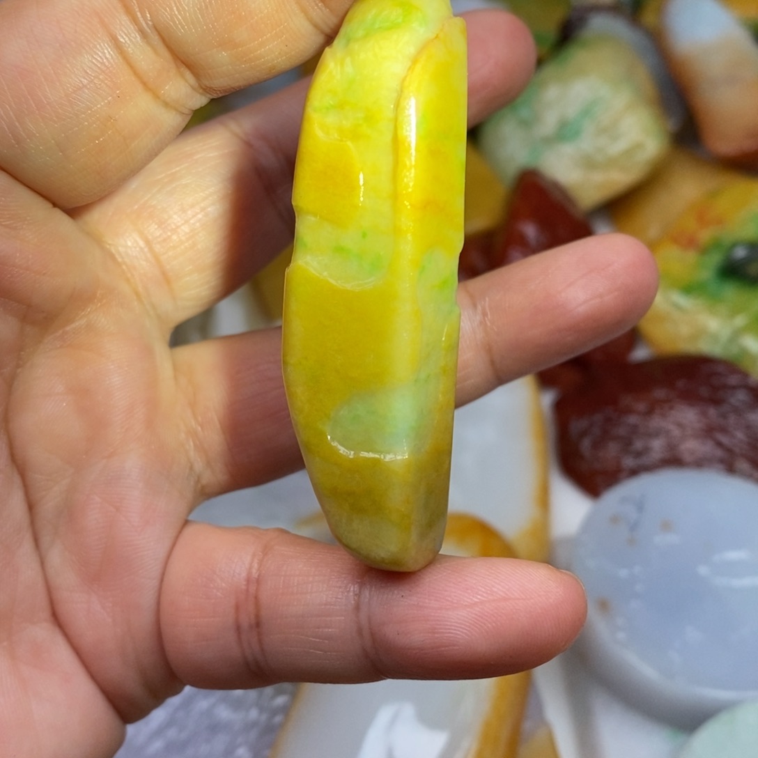 翡翠未镶嵌颈饰缅甸的