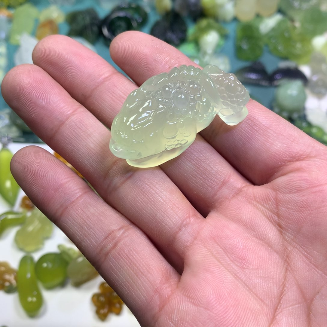 岫玉颈饰未镶嵌金蟾