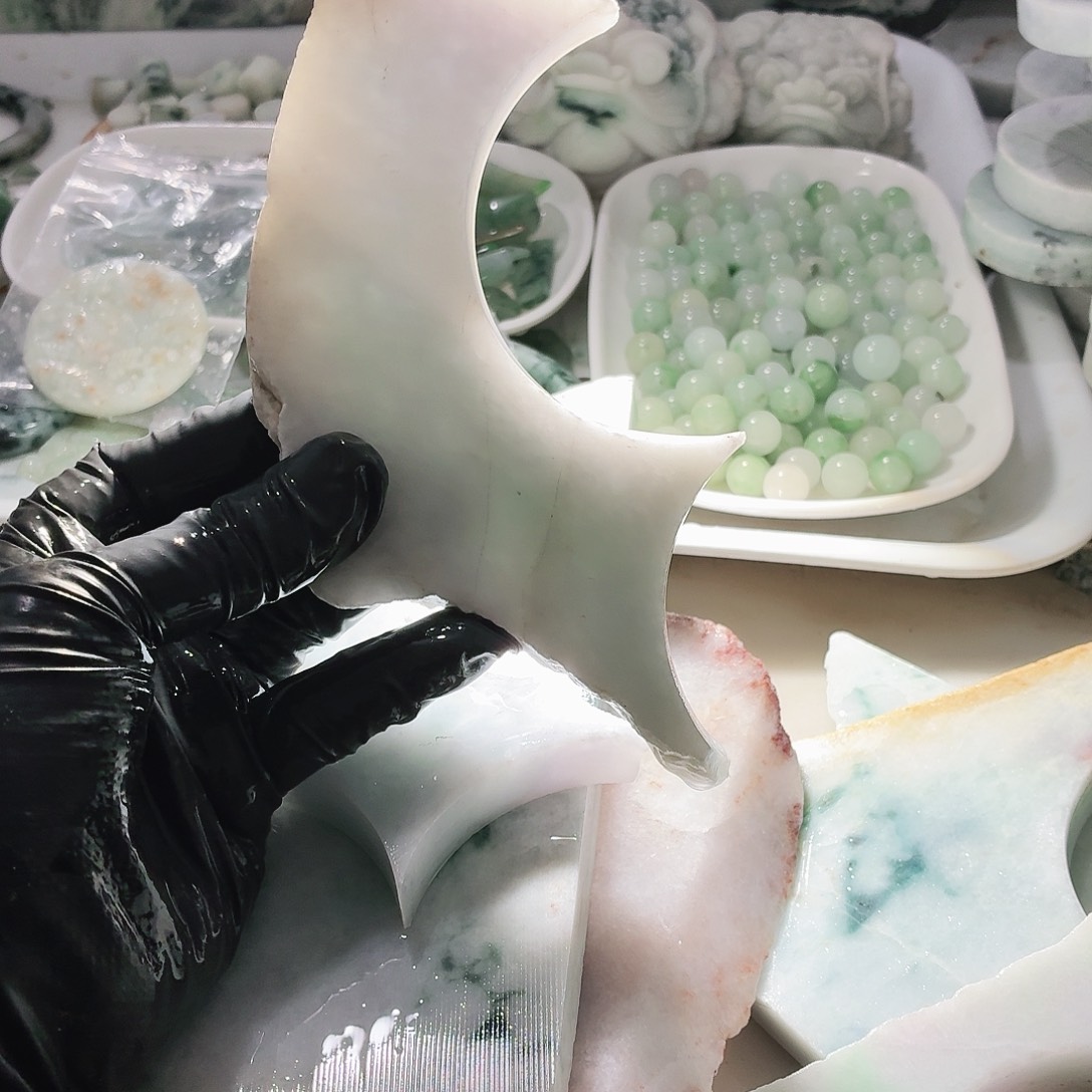 翡翠未镶嵌颈饰边角料