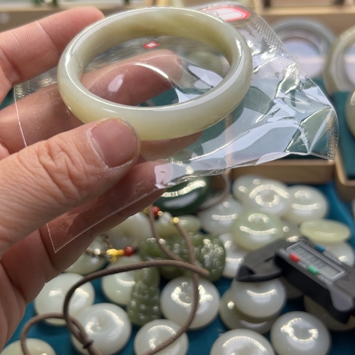 和田玉手镯未镶嵌50.7圈围0239