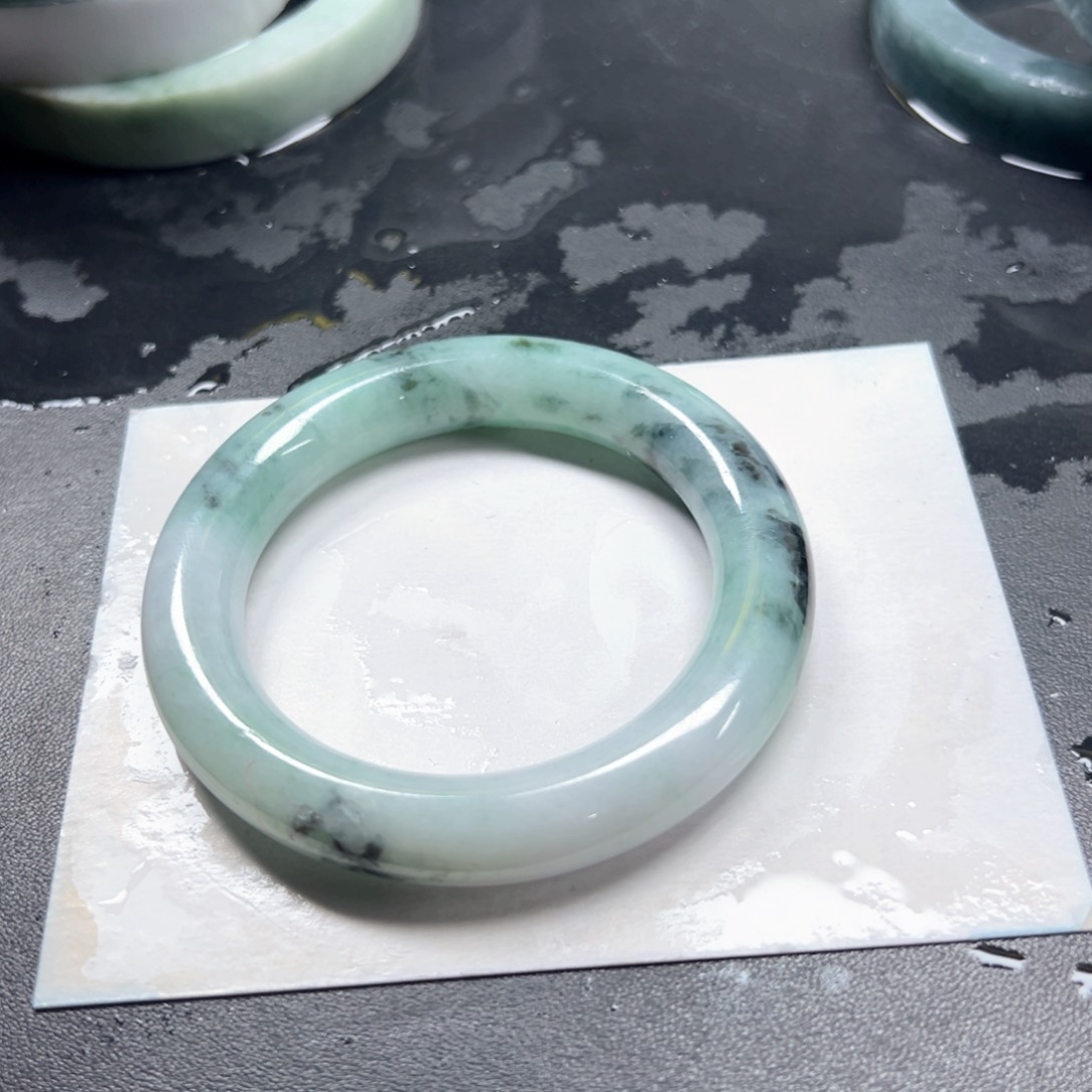 翡翠手镯未镶嵌翡翠手镯