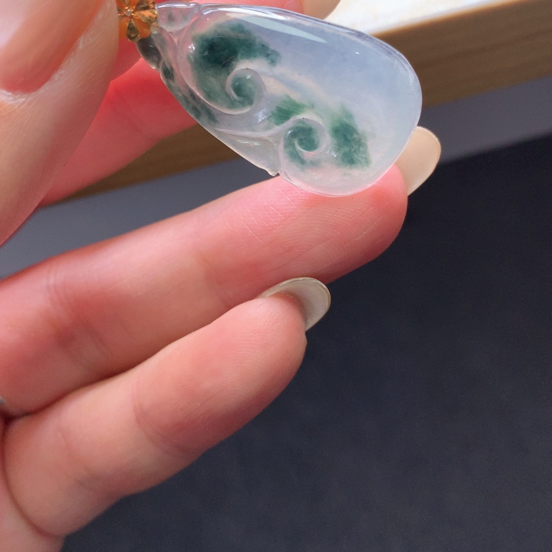 翡翠18K金镶嵌颈饰吊坠