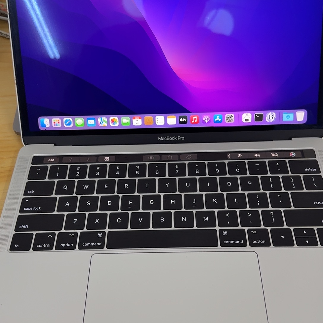 Macbookpro13.3寸，8+256，带触控条指纹解锁
