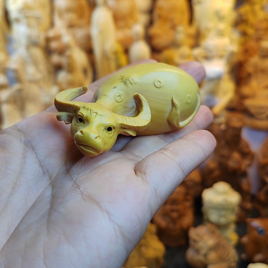 多***亿香榧木黄杨木牛手把件