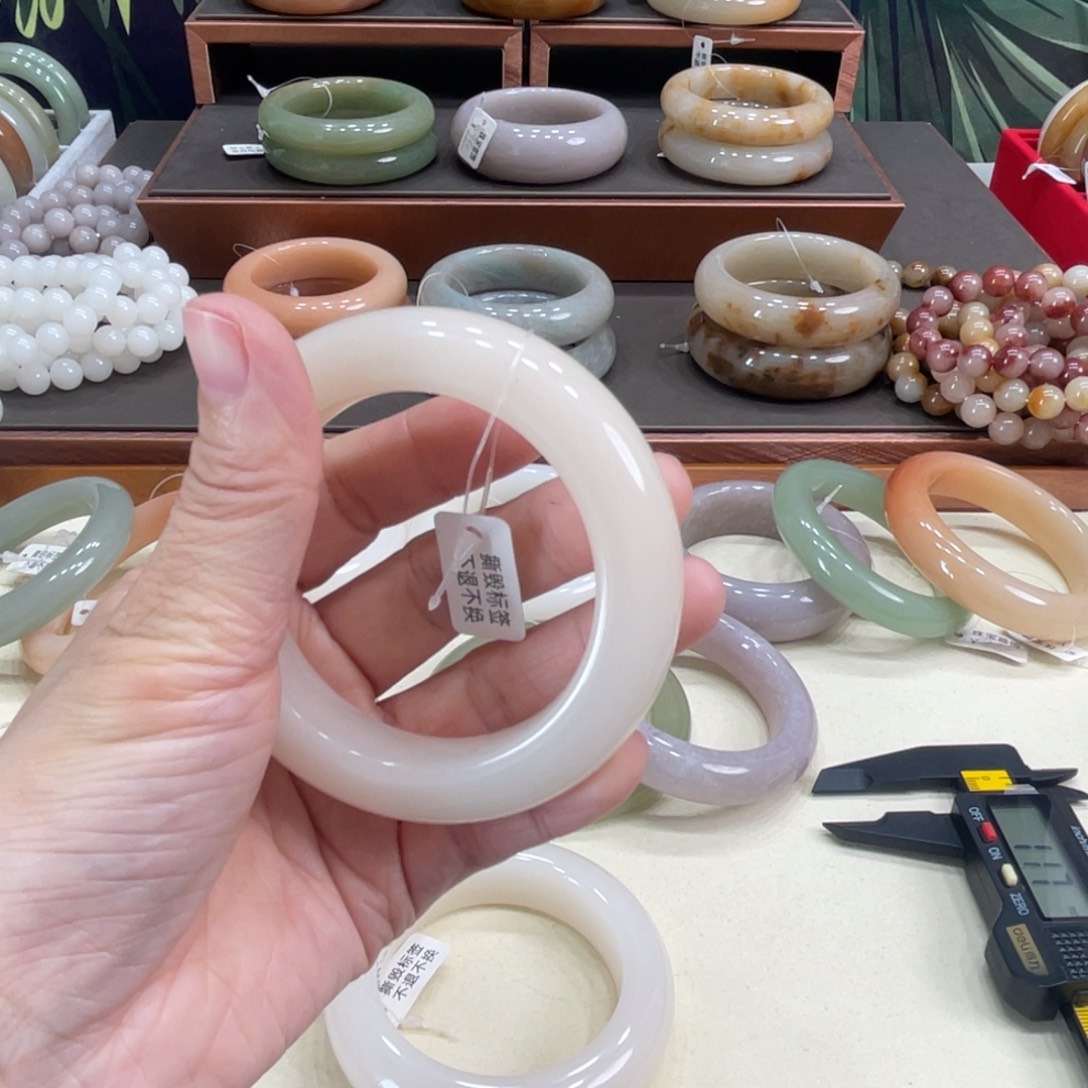 ****石英岩玉未镶嵌手镯