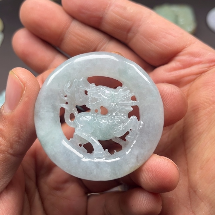 翡翠挂件未镶嵌麒麟