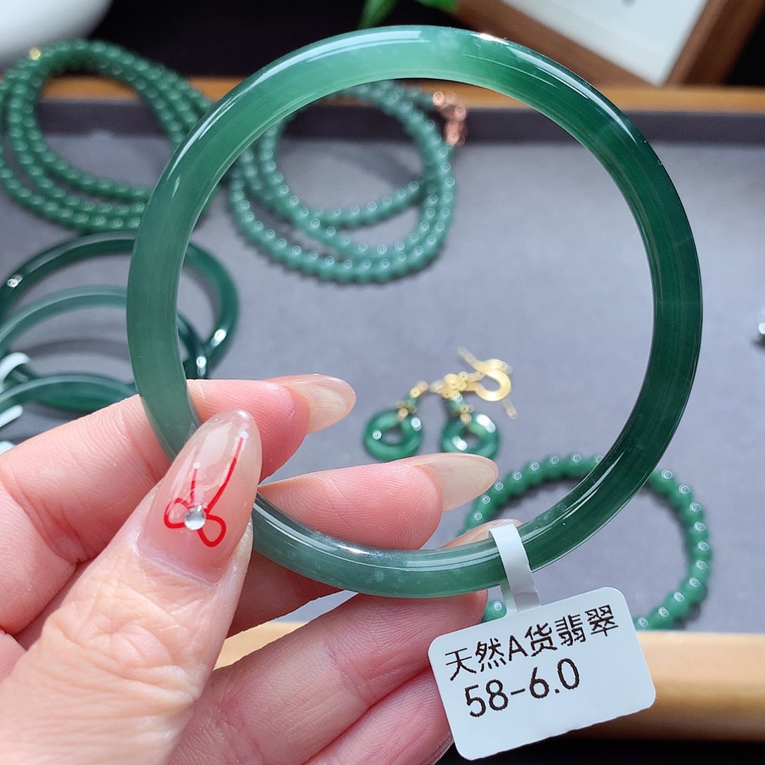 翡翠手镯（圆镯）未镶嵌