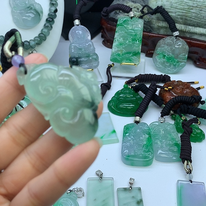 翡翠未镶嵌吊坠(赠链)