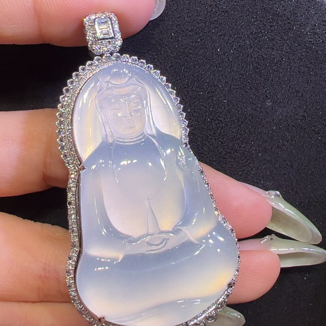 翡翠18K金镶嵌颈饰观音