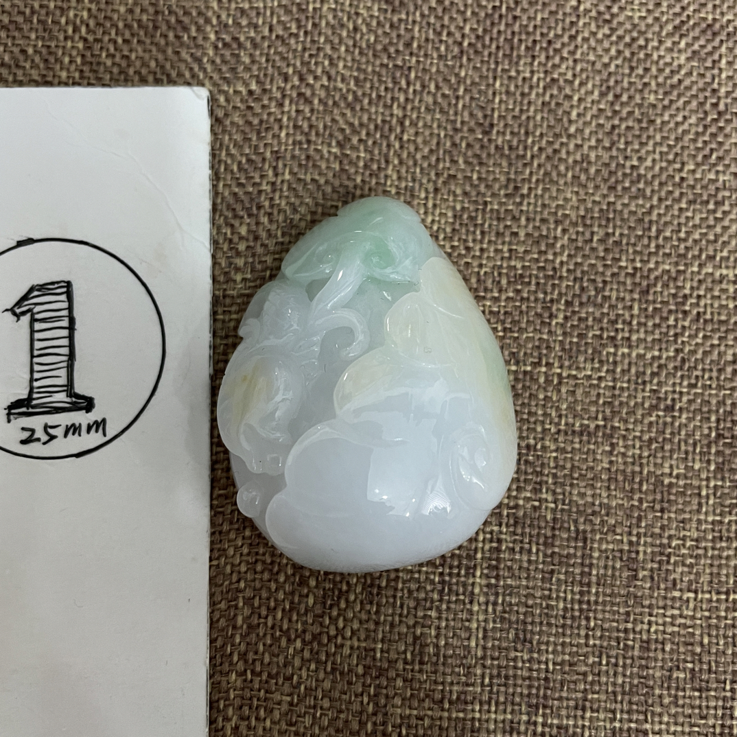 三彩芙蓉底冰种荷叶鱼翡翠挂件