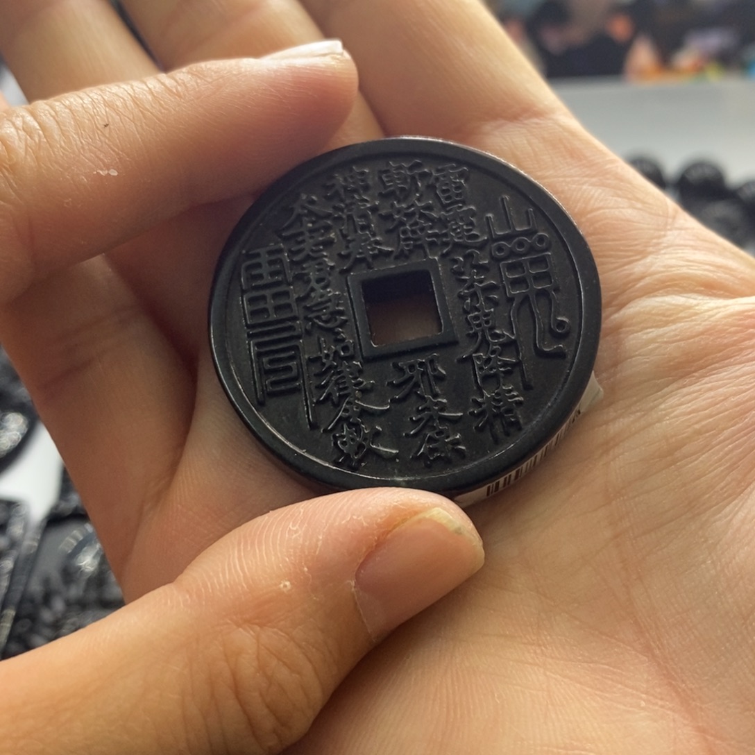 红***。翡翠未镶嵌项链山鬼