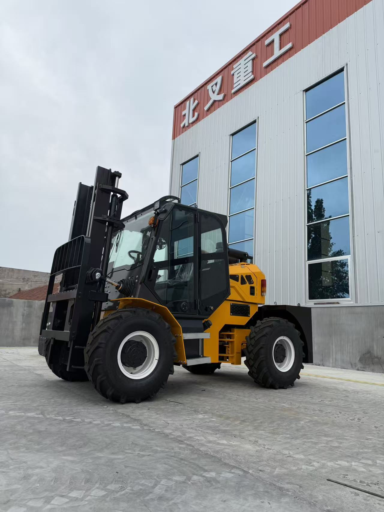 3.5吨后转向四驱越野叉车内燃式搬运设备