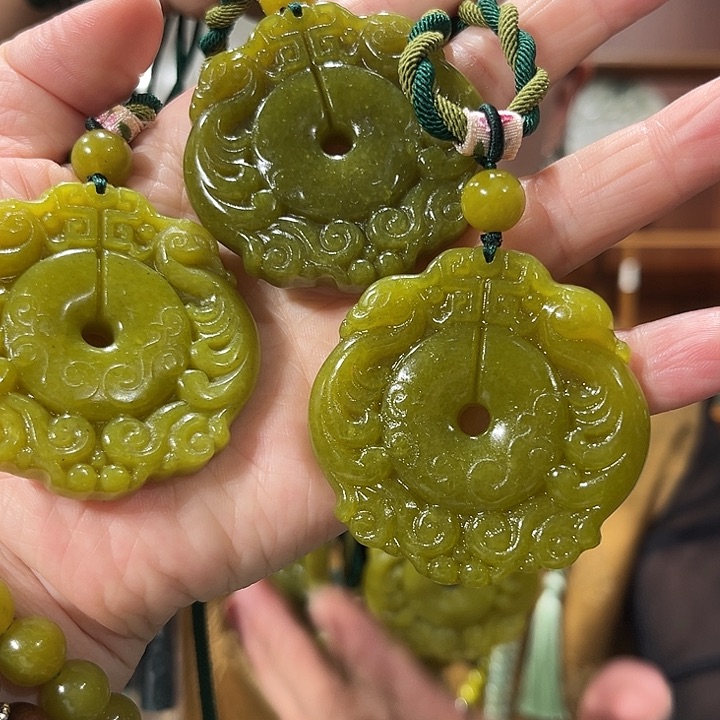 颈饰未镶嵌和田玉