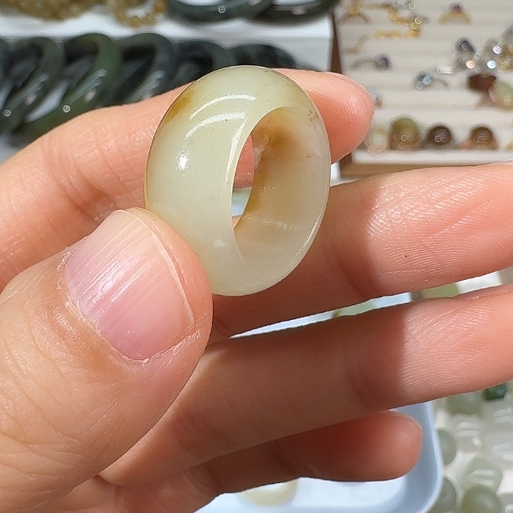 和田玉（糖玉）未镶嵌戒指有裂16.9内径87