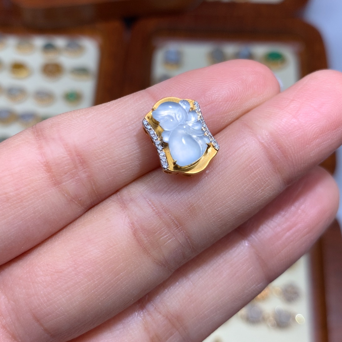 翡翠18K金镶嵌毛衣链天使