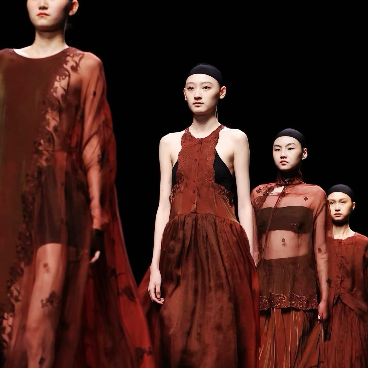 夏季度假风红棕色吊带长裙时尚百搭