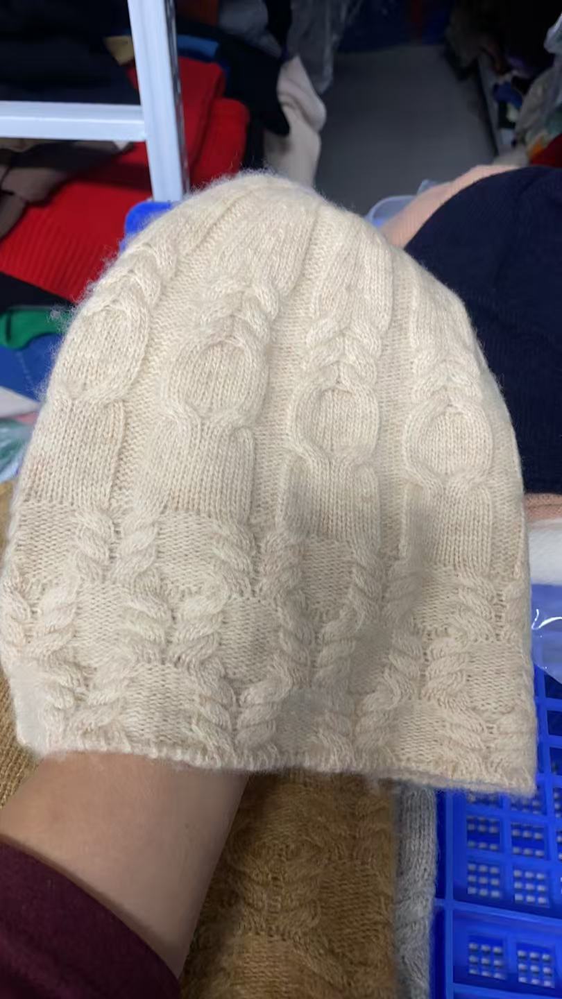 重工花型羊绒帽子