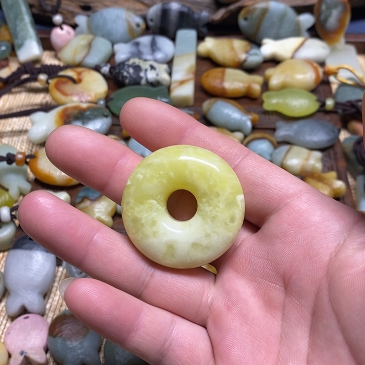 蛇纹石玉未镶嵌颈饰