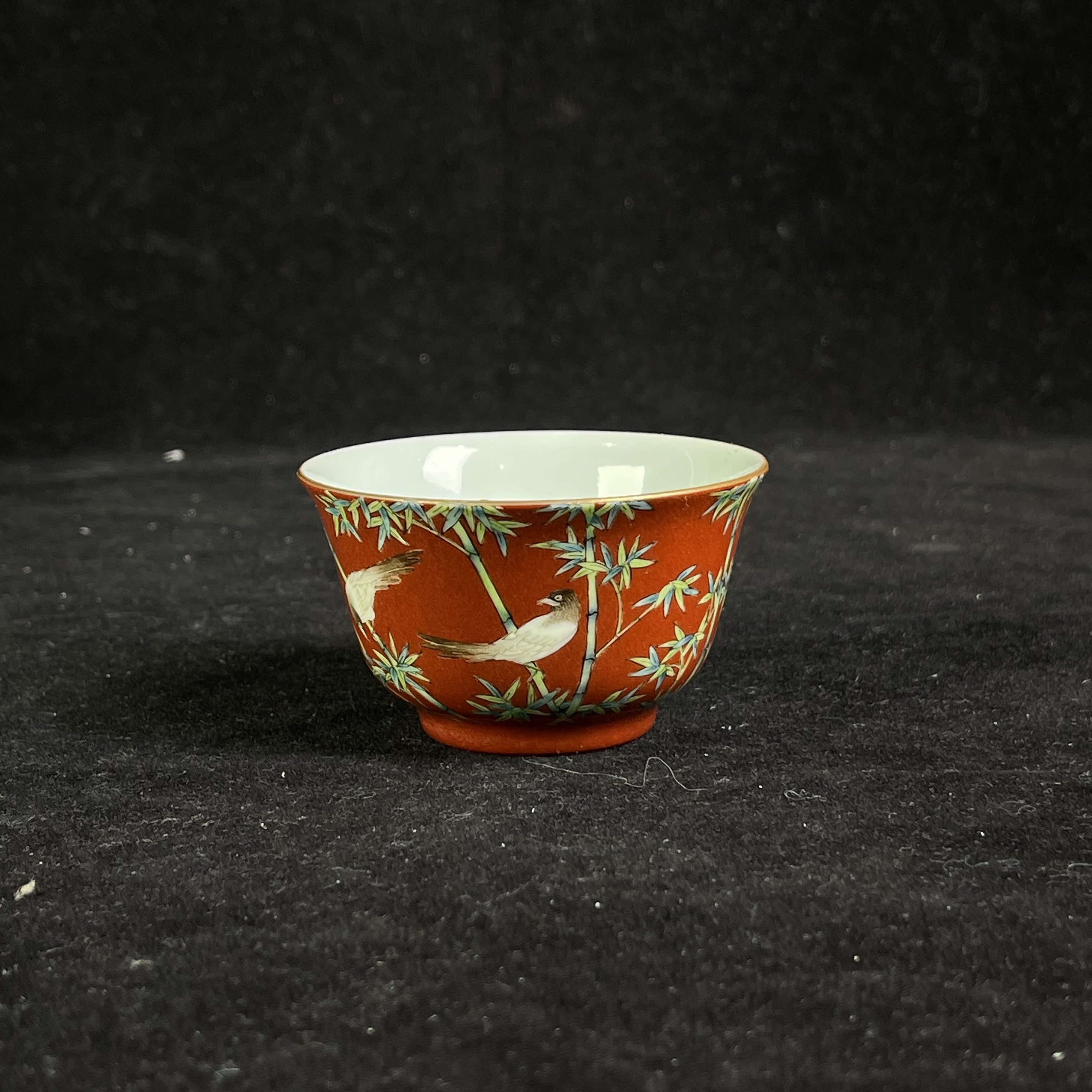 Y胭脂红地粉彩洞石花鸟竹纹杯