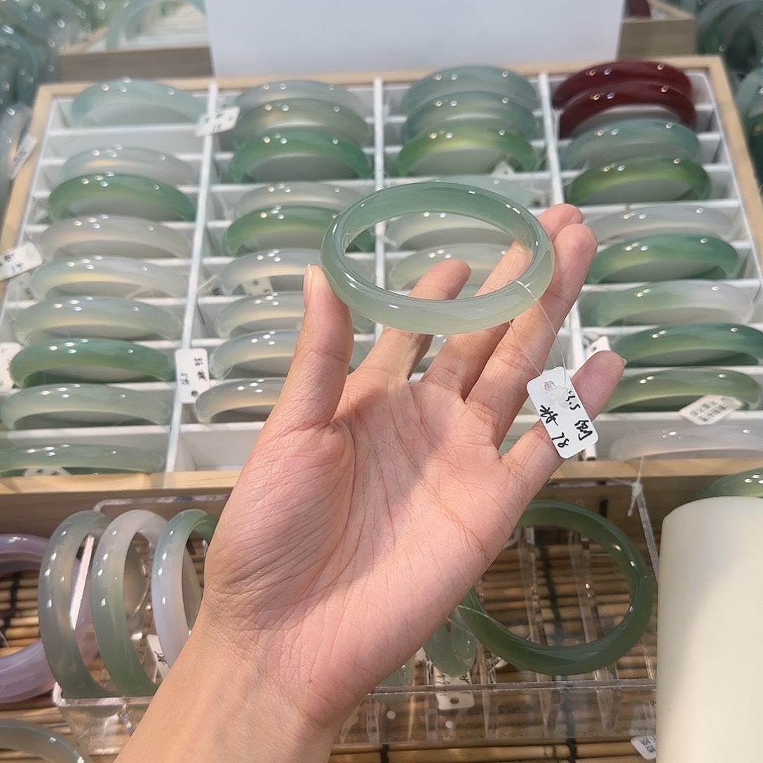 玛瑙/玉髓未镶嵌手镯圈口56.5