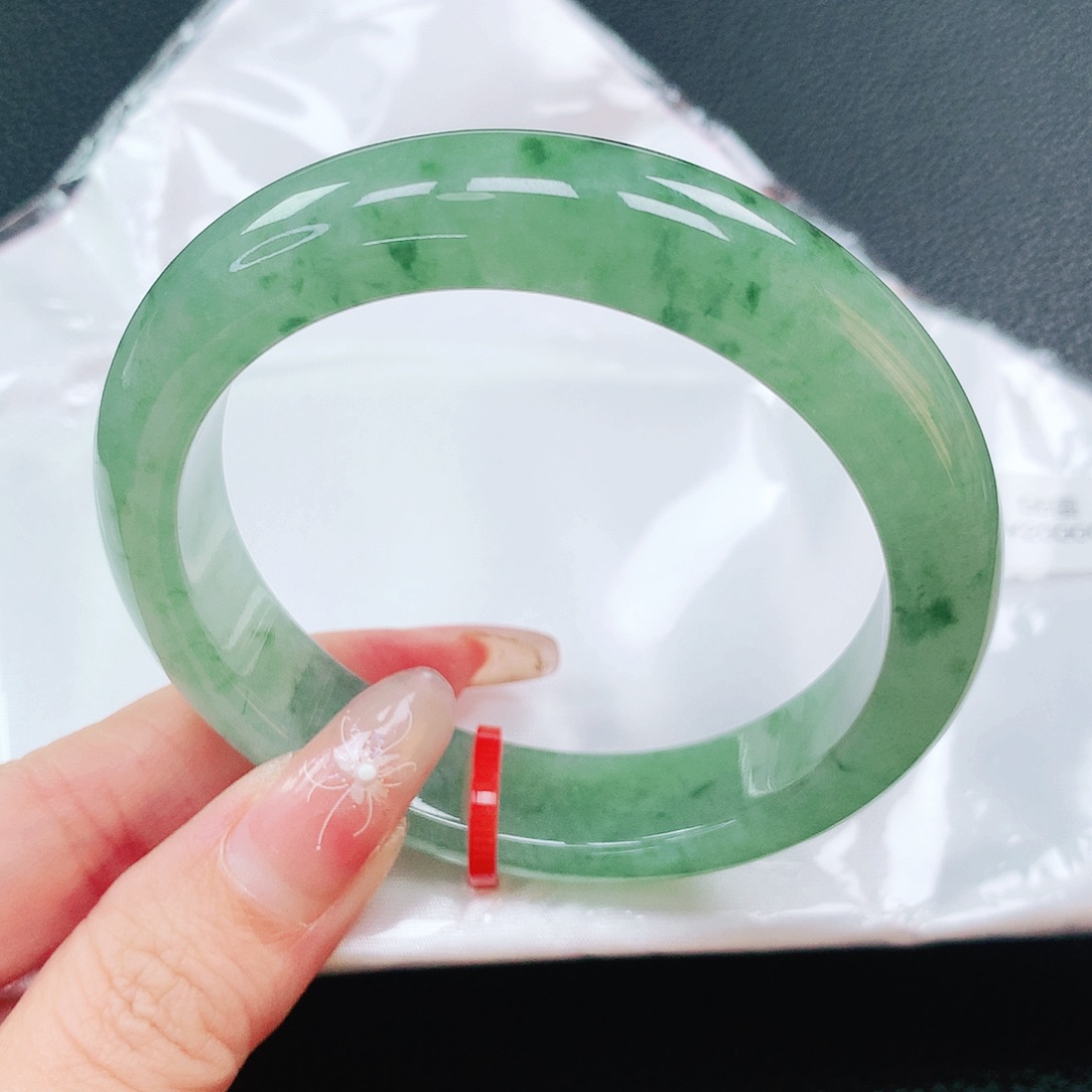 翡翠手镯未镶嵌56圈