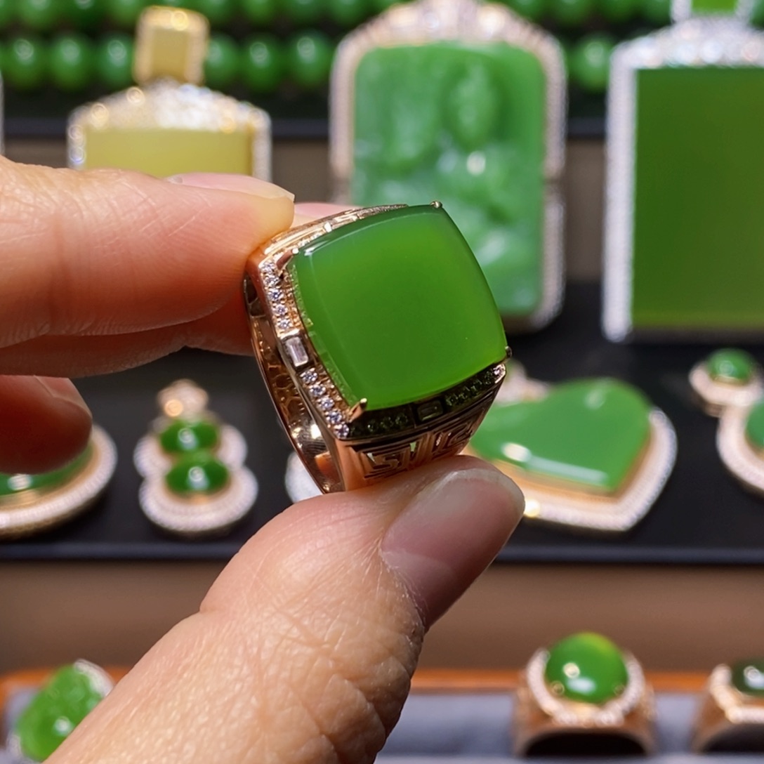 火***儿和田玉18K金镶嵌挂件