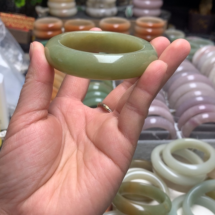 石英质玉（佘太翠）未镶嵌手镯52.5