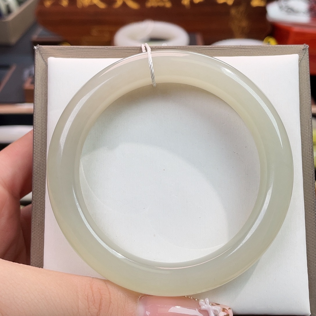 和田玉未镶嵌手镯