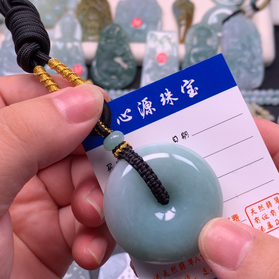 颈饰未镶嵌翡翠平安扣