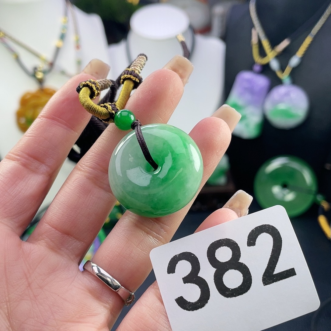 翡翠未镶嵌吊坠(赠链)