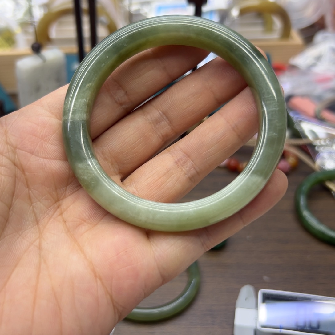 和田玉未镶嵌手镯57.6圈围699瑕